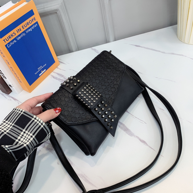 Ženska crossbody torba od PU materijala, s rivet detaljima, pravokutnog oblika, magnetsko zatvaranje, unutarnji džepovi: zip, džep za telefon i džep za ID