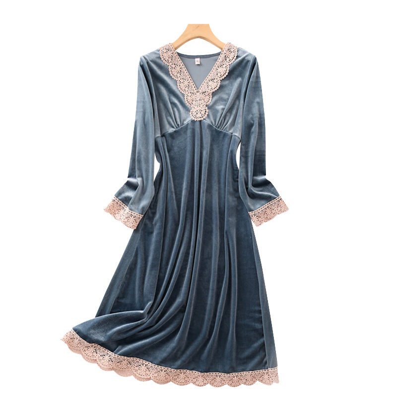 Rochie de noapte din velur, cu dantelă, decolteu în V adânc, mâneci lungi – loungewear de lux pentru toamnă