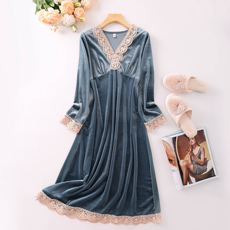 Rochie de noapte din velur, cu dantelă, decolteu în V adânc, mâneci lungi – loungewear de lux pentru toamnă