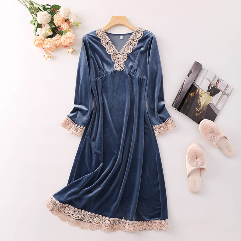 Rochie de noapte din velur, cu dantelă, decolteu în V adânc, mâneci lungi – loungewear de lux pentru toamnă