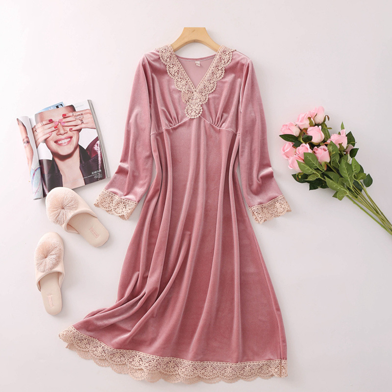 Rochie de noapte din velur, cu dantelă, decolteu în V adânc, mâneci lungi – loungewear de lux pentru toamnă