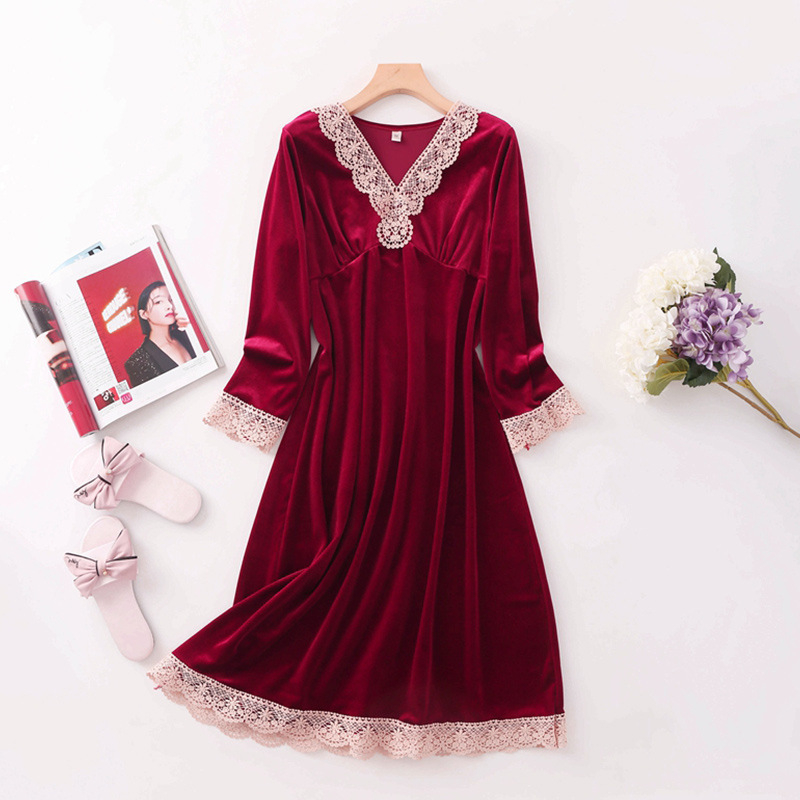 Rochie de noapte din velur, cu dantelă, decolteu în V adânc, mâneci lungi – loungewear de lux pentru toamnă