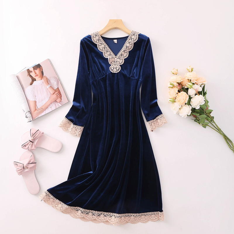Rochie de noapte din velur, cu dantelă, decolteu în V adânc, mâneci lungi – loungewear de lux pentru toamnă