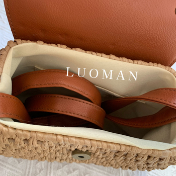 Roman női fonott táska papírszálból, stílus: városi egyszerűség, zárás: mágneses csat, belső zseb a telefon számára, egy vállpánt