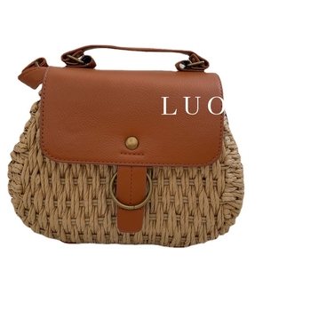 Roman női fonott táska papírszálból, stílus: városi egyszerűség, zárás: mágneses csat, belső zseb a telefon számára, egy vállpánt