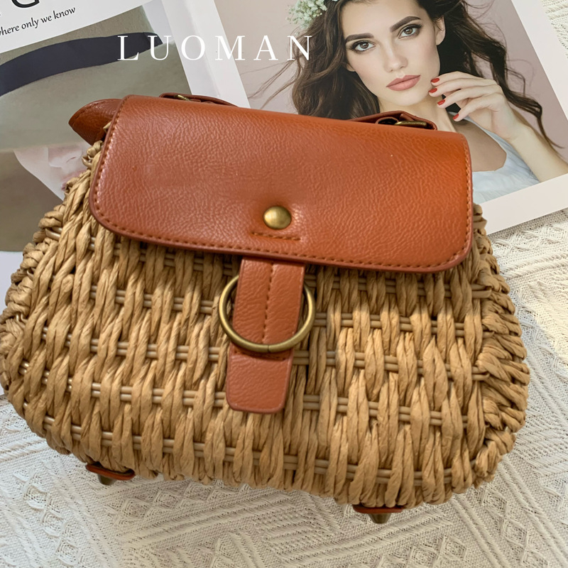 Roman női fonott táska papírszálból, stílus: városi egyszerűség, zárás: mágneses csat, belső zseb a telefon számára, egy vállpánt