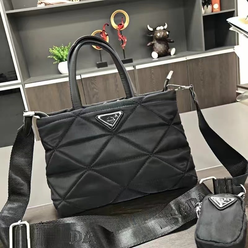 Bucket torba s quilted uzorkom, gradska jednostavnost; materijal Oxford platno, zatvaranje na zip; unutarnja džep s zipom i džep za dokumente