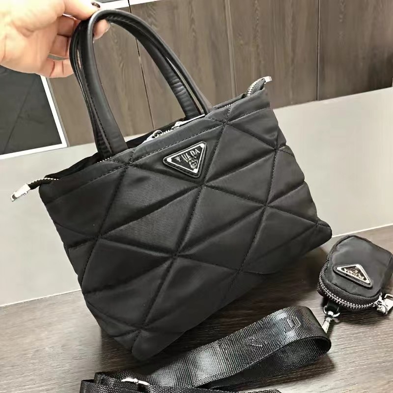 Bucket torba s quilted uzorkom, gradska jednostavnost; materijal Oxford platno, zatvaranje na zip; unutarnja džep s zipom i džep za dokumente