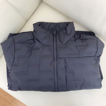 Мъжка пухена жилетка с качулка, тънка ламинирана конструкция, съдържание на пух 86–90%, пухово напълване 40, цип, полиестерна материя