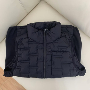 Мъжка пухена жилетка с качулка, тънка ламинирана конструкция, съдържание на пух 86–90%, пухово напълване 40, цип, полиестерна материя