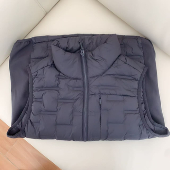 Мъжка пухена жилетка с качулка, тънка ламинирана конструкция, съдържание на пух 86–90%, пухово напълване 40, цип, полиестерна материя