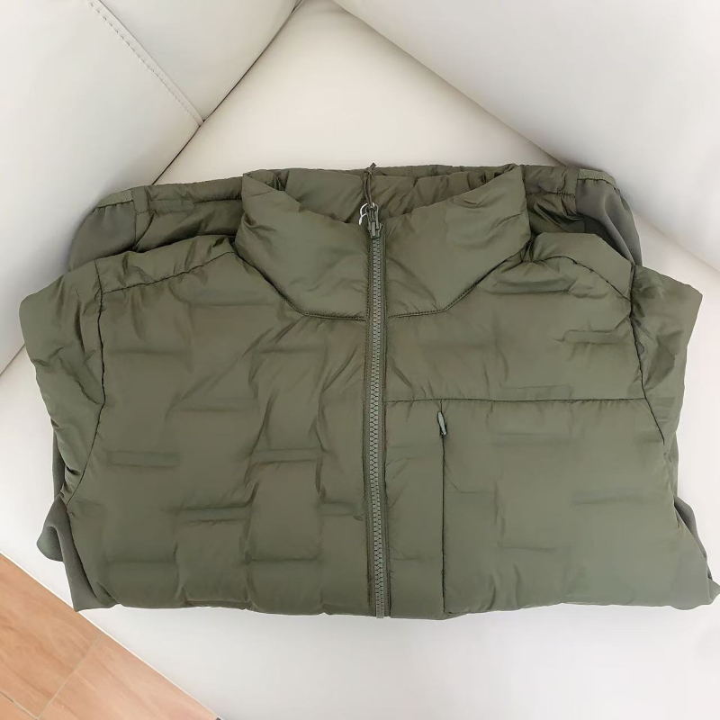 Мъжка пухена жилетка с качулка, тънка ламинирана конструкция, съдържание на пух 86–90%, пухово напълване 40, цип, полиестерна материя