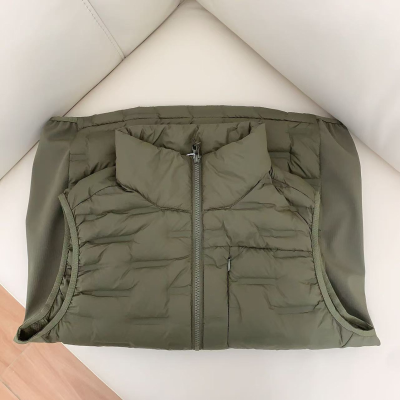 Мъжка пухена жилетка с качулка, тънка ламинирана конструкция, съдържание на пух 86–90%, пухово напълване 40, цип, полиестерна материя