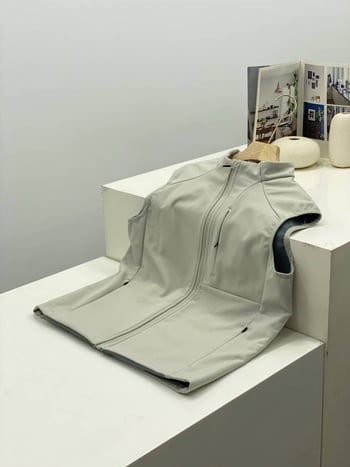 Vesta din soft-shell cu căptușeală din fleece, guler înalt, rezistent la apă, fermoar și buzunare laterale