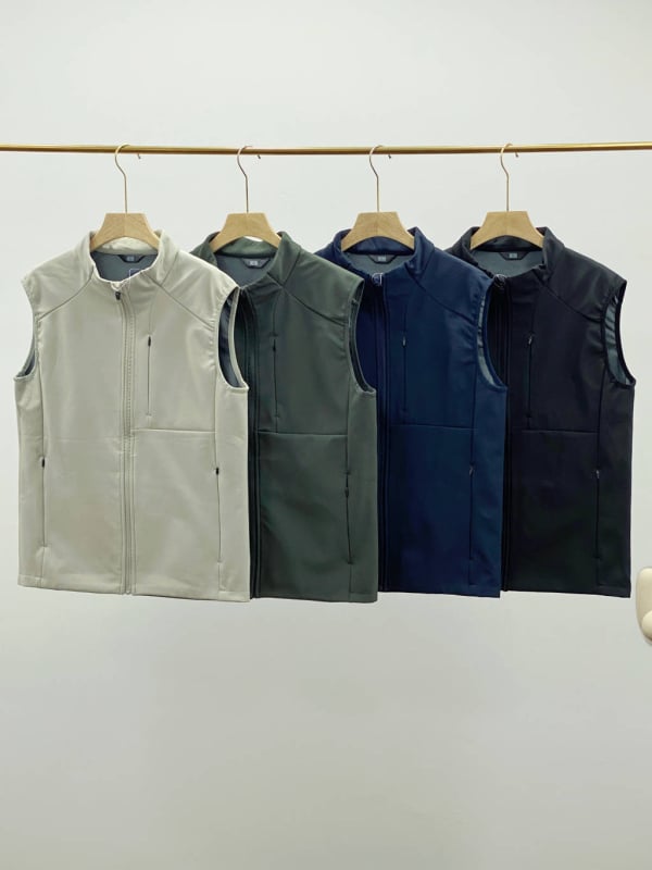 Vesta din soft-shell cu căptușeală din fleece, guler înalt, rezistent la apă, fermoar și buzunare laterale