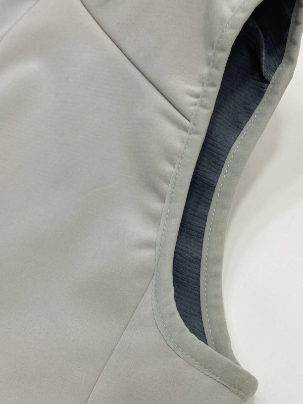 Vesta din soft-shell cu căptușeală din fleece, guler înalt, rezistent la apă, fermoar și buzunare laterale