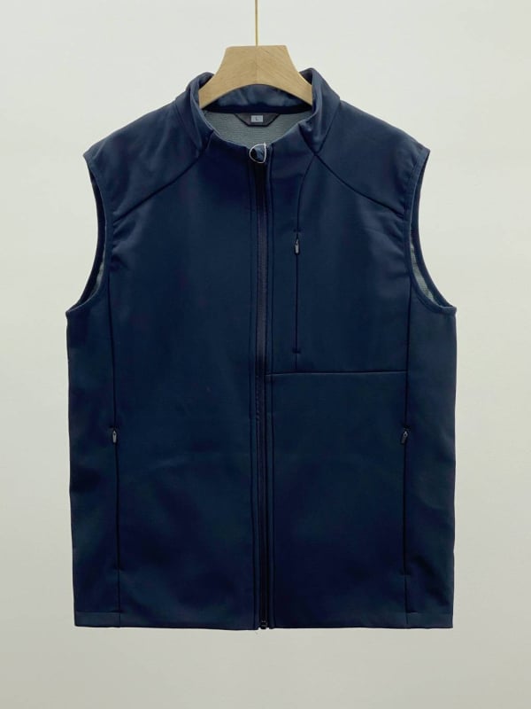 Vesta din soft-shell cu căptușeală din fleece, guler înalt, rezistent la apă, fermoar și buzunare laterale