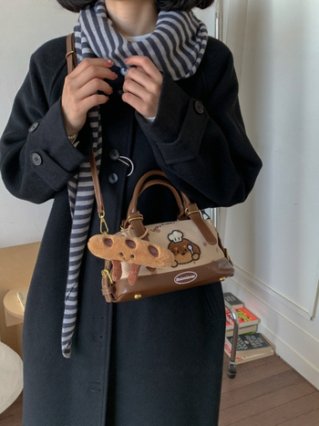 Slatka crossbody torba s likom psa iz crtanog filma za žene, PU koža, srednje veličine, ovalnog oblika, zatvarač, unutarnji džep za dokumente
