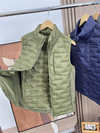 Vesta bărbătească din corduroy cu glugă, fermoar și guler înalt, Slim-Fit