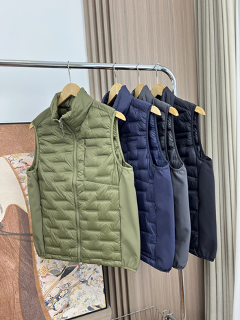 Vesta bărbătească din corduroy cu glugă, fermoar și guler înalt, Slim-Fit