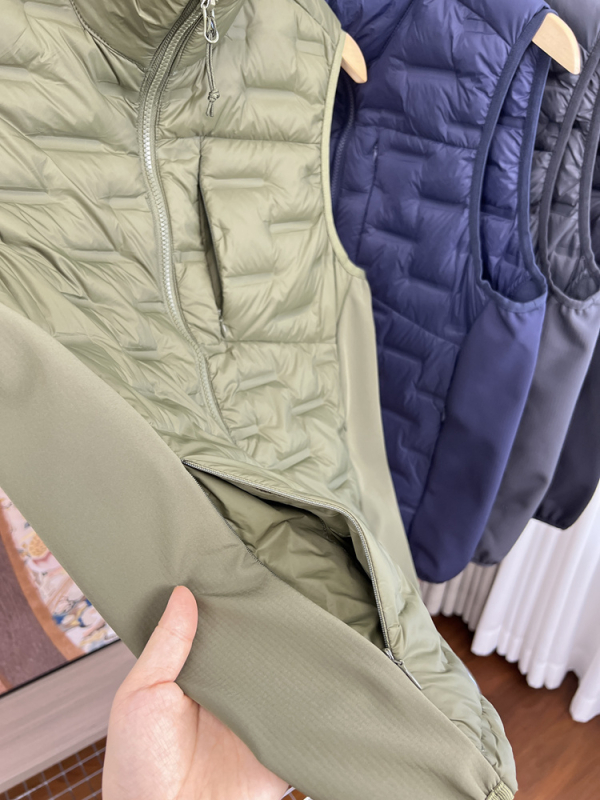 Vesta bărbătească din corduroy cu glugă, fermoar și guler înalt, Slim-Fit