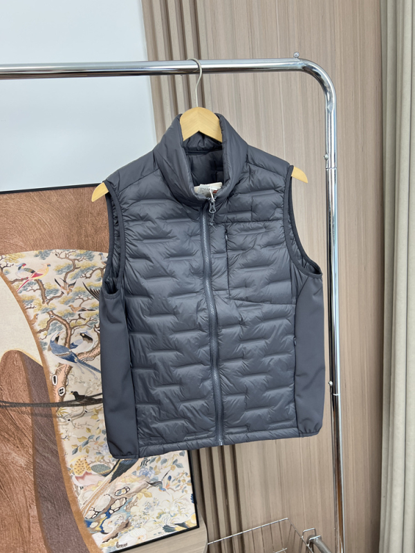 Vesta bărbătească din corduroy cu glugă, fermoar și guler înalt, Slim-Fit