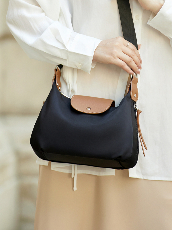 Unisex crossbody torbica od Oxford tkanine, horizontalnog kvadratnog oblika, zatvaranje na zip, unutarnji pretinci: zip pretinac, pretinac za mobitel, ID pretinac