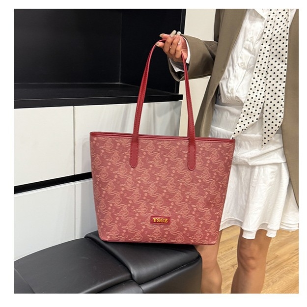 Női tote táska mesterséges bőrből, függőleges négyzetes forma, geometriai minta, cipzáras zárás, belső cipzáras zseb