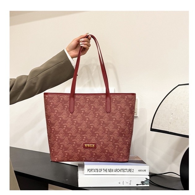 Női tote táska mesterséges bőrből, függőleges négyzetes forma, geometriai minta, cipzáras zárás, belső cipzáras zseb