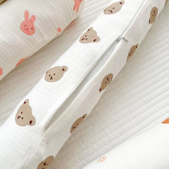 Cilindrikus babapárna nyugtató hatással – oldalt fekvést és fordulást támogató, anti-startle funkcióval, rajzfilm stílusú, 1–3 éves csecsemők számára