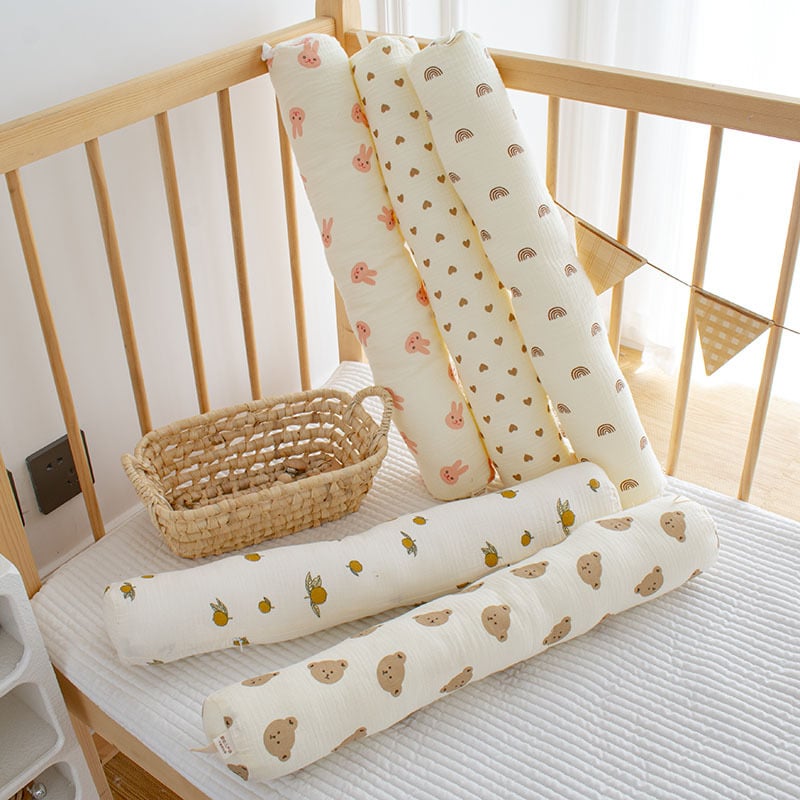 Cilindrikus babapárna nyugtató hatással – oldalt fekvést és fordulást támogató, anti-startle funkcióval, rajzfilm stílusú, 1–3 éves csecsemők számára