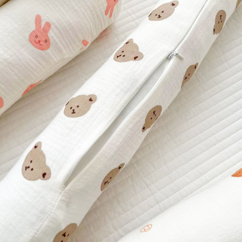 Cilindrikus babapárna nyugtató hatással – oldalt fekvést és fordulást támogató, anti-startle funkcióval, rajzfilm stílusú, 1–3 éves csecsemők számára