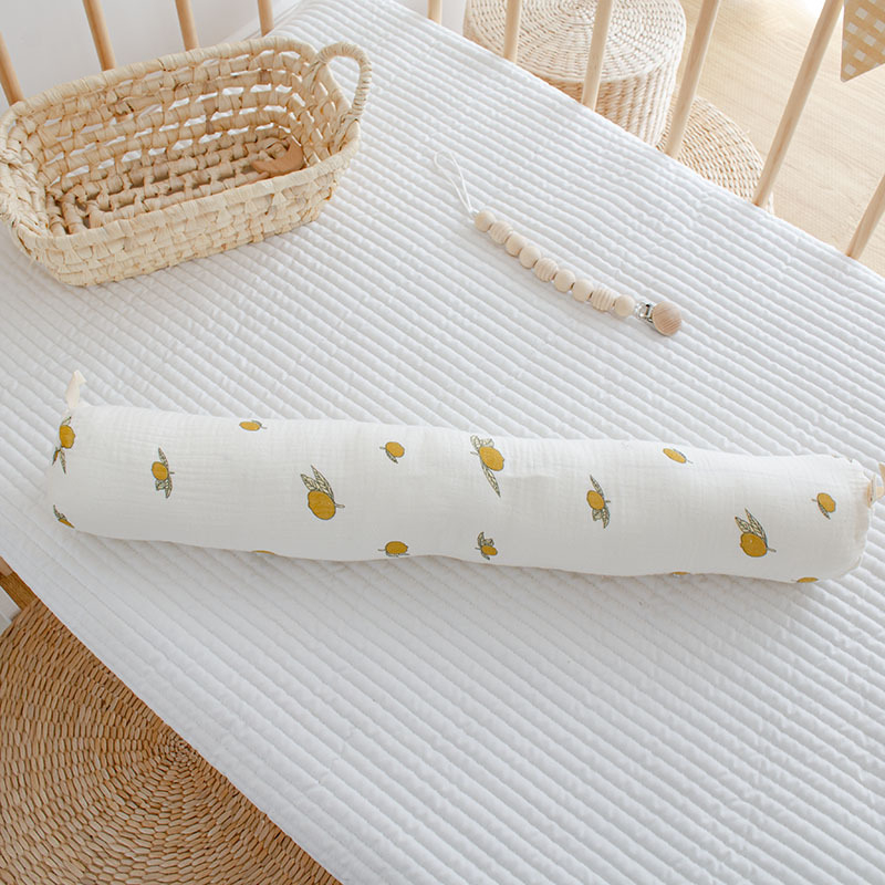 Cilindrikus babapárna nyugtató hatással – oldalt fekvést és fordulást támogató, anti-startle funkcióval, rajzfilm stílusú, 1–3 éves csecsemők számára