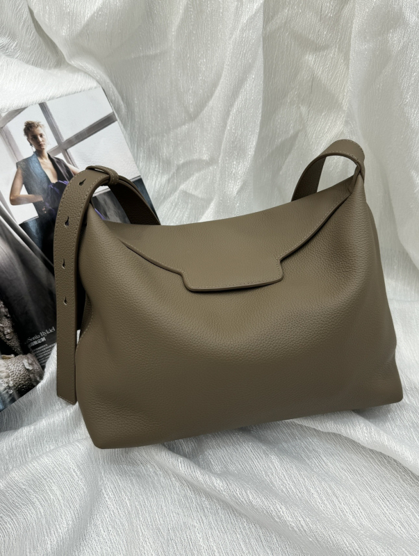 Női válltáska első réteg marhabőrből, utcai stílus, vízszintes négyszögletes forma, mágneses zárás