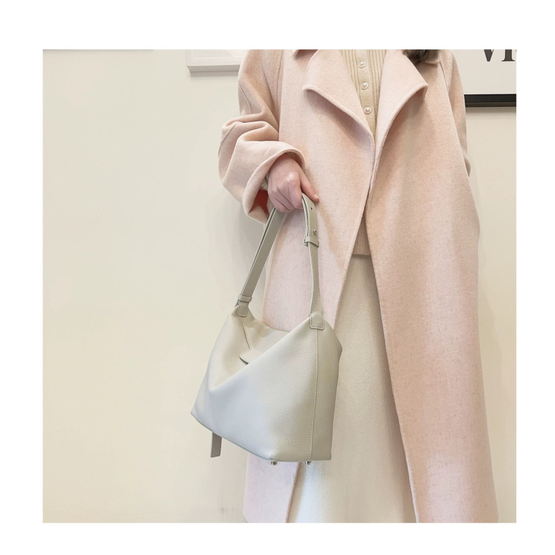 Női válltáska első réteg marhabőrből, utcai stílus, vízszintes négyszögletes forma, mágneses zárás