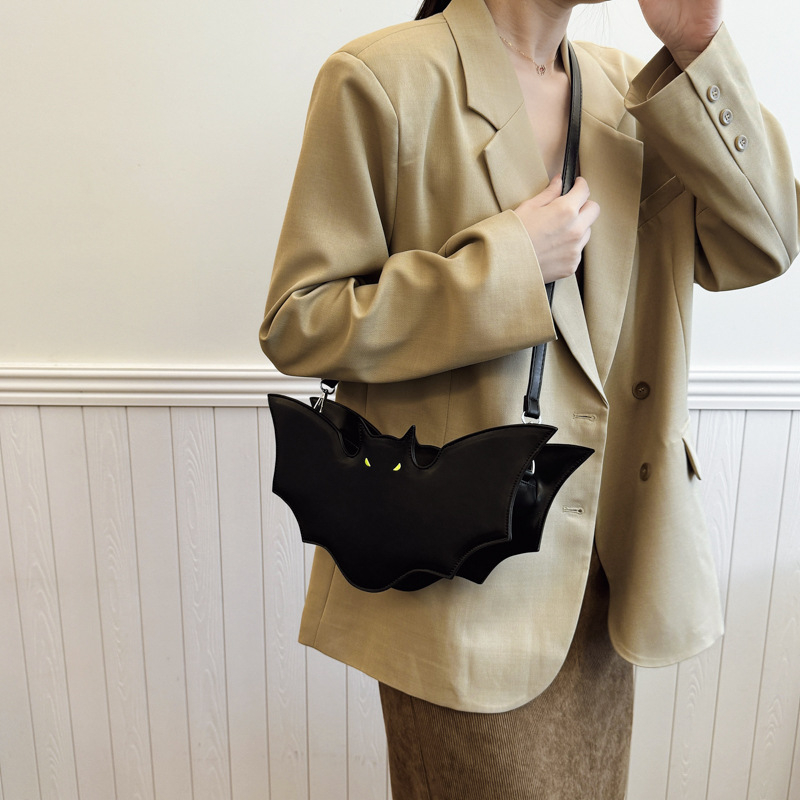 PU anyagú alkar-táska keresztpántos, zipzáras záródás, belső cipzáros zseb és poliészter bélés