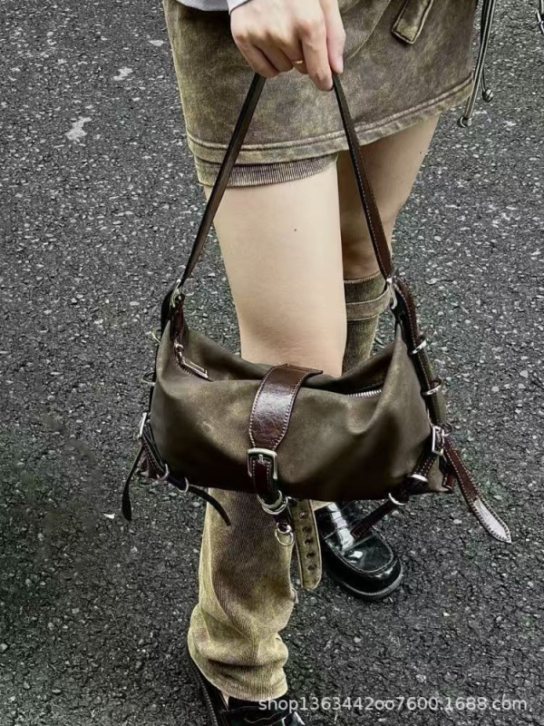 Uniszex henger alakú keresztbody táska mágneszáras záródással, PU anyag, Boston-stílus, belső telefonzseb és laminált cipzáras zseb, 2024 tavasz