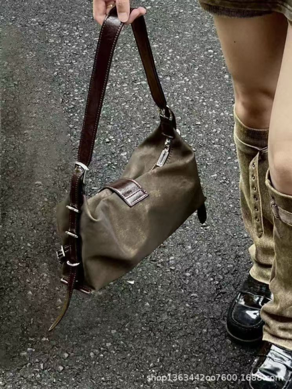 Uniszex henger alakú keresztbody táska mágneszáras záródással, PU anyag, Boston-stílus, belső telefonzseb és laminált cipzáras zseb, 2024 tavasz