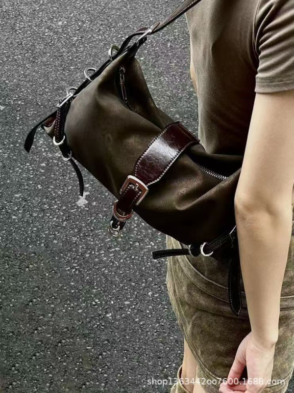 Uniszex henger alakú keresztbody táska mágneszáras záródással, PU anyag, Boston-stílus, belső telefonzseb és laminált cipzáras zseb, 2024 tavasz