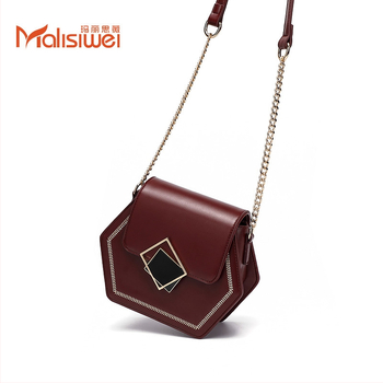 Crossbody torba – PU materijal; vertikalni kvadratni oblik; zatvaranje kopčom; torba s poklopcem
