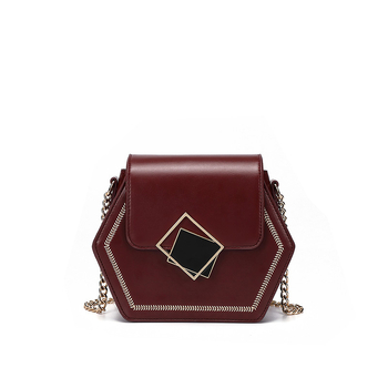 Crossbody torba – PU materijal; vertikalni kvadratni oblik; zatvaranje kopčom; torba s poklopcem
