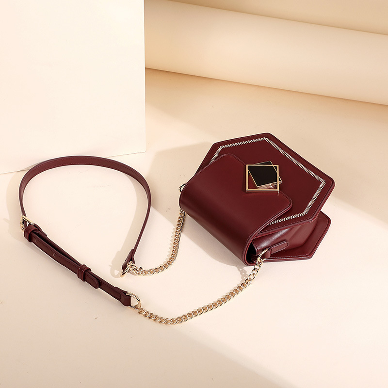 Crossbody torba – PU materijal; vertikalni kvadratni oblik; zatvaranje kopčom; torba s poklopcem