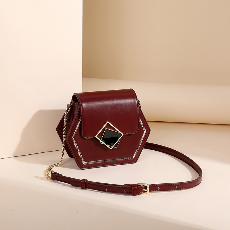 Crossbody torba – PU materijal; vertikalni kvadratni oblik; zatvaranje kopčom; torba s poklopcem