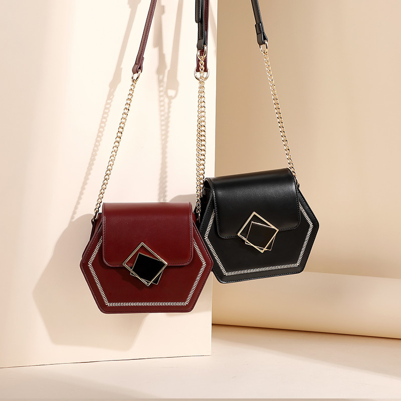 Crossbody torba – PU materijal; vertikalni kvadratni oblik; zatvaranje kopčom; torba s poklopcem