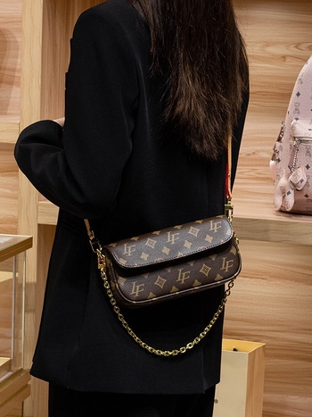 PU anyagú keresztpántos oldaltáska, cipzáras nyitás, vízszintes négyszögletes forma, telefon- és dokumentum zsebek, utcai stílus