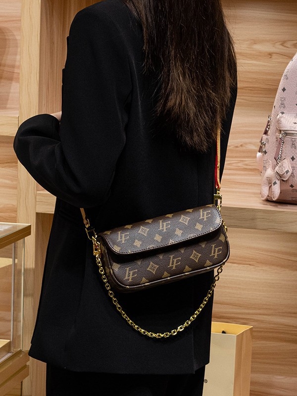 PU anyagú keresztpántos oldaltáska, cipzáras nyitás, vízszintes négyszögletes forma, telefon- és dokumentum zsebek, utcai stílus