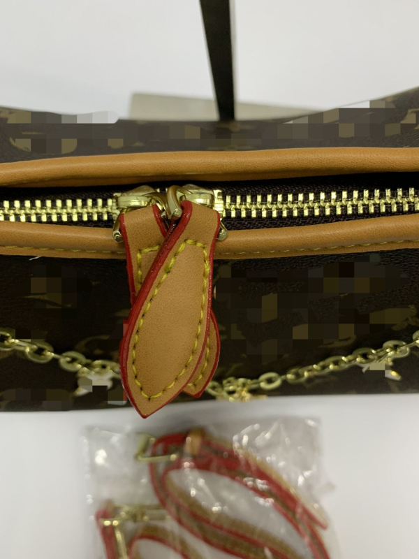 PVC táska városi minimalistikus stílusban, tote táska, cipzárral nyíló, dupla pánt, pamut bélés, rejtett zipzáras zseb