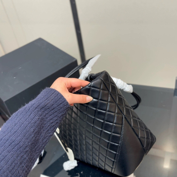 Tote táska – uniszex stílus – valódi bőr – hengeres forma – zipzár – Téli 2025