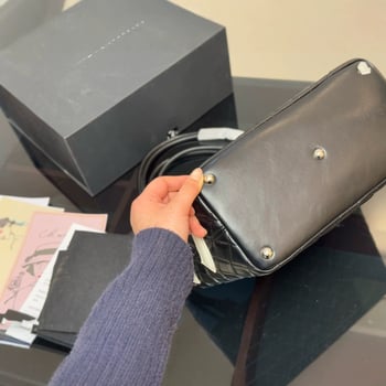 Tote táska – uniszex stílus – valódi bőr – hengeres forma – zipzár – Téli 2025