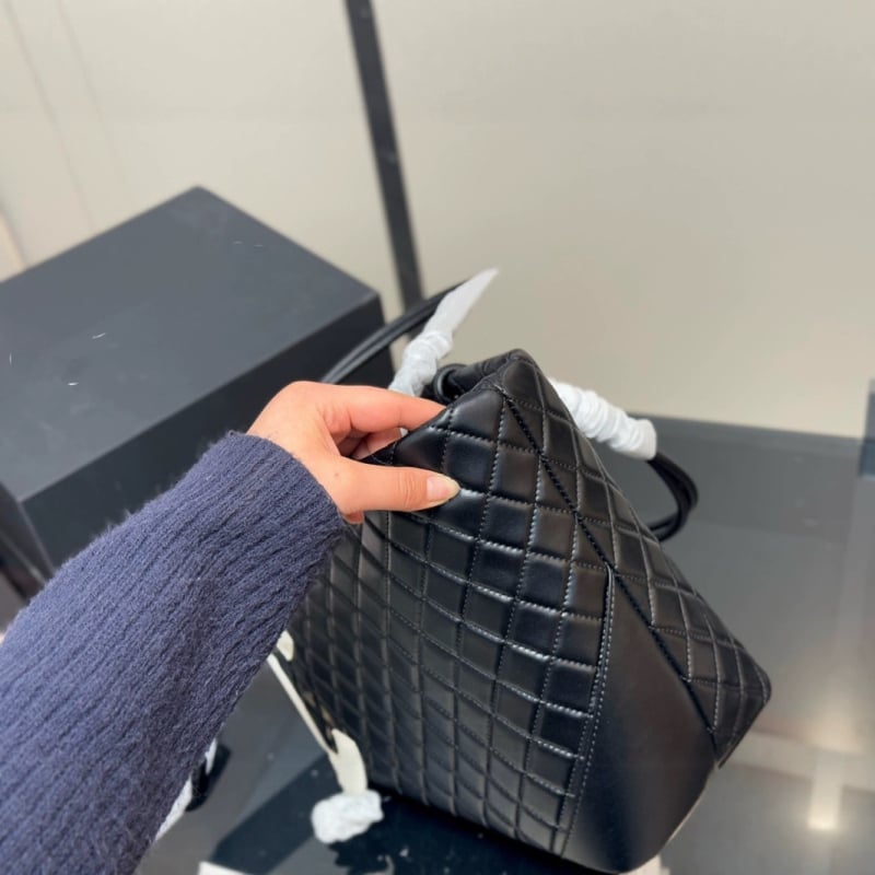 Tote táska – uniszex stílus – valódi bőr – hengeres forma – zipzár – Téli 2025